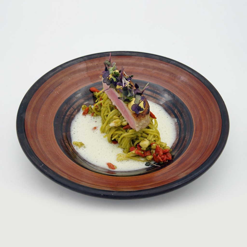 Linguini cu pesto, goji si migdale, file de ton si spuma din sos de citrice Linguini cu pesto, goji si migdale, file de ton si spuma din sos de citrice